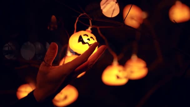 Halloween zucca ghirlanda su un albero in una foresta raccapricciante di notte — Video Stock