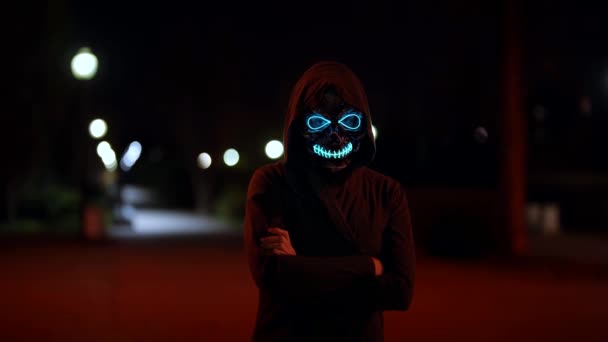 Kafatası maskesi parlayan neon bir kadının portresi. Ölüler Günü. Cadılar Bayramı. — Stok video