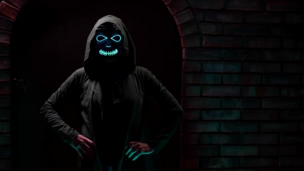 Halloween maska smrt v Neon Light Girl v mihotavém a děsivém světle. Mexický den mrtvých na Halloween na tmavém pozadí. — Stock video
