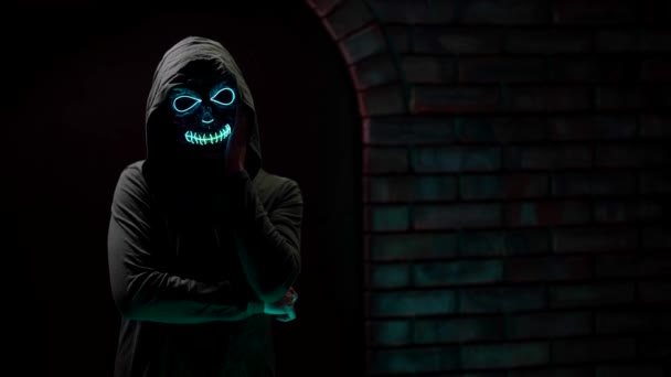 Uma mulher com uma máscara assustadora numa festa de máscaras de Halloween — Vídeo de Stock