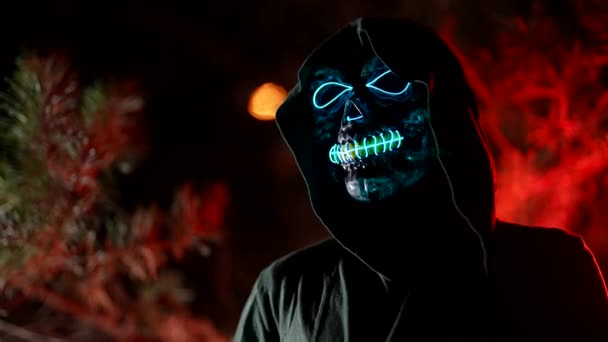 Ночь мертвого Хэллоуина вечеринка в зловещем ночном лесу изображение демона на фоне луны — стоковое видео