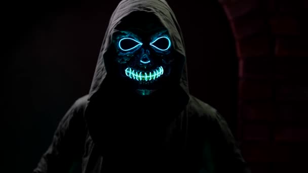 Halloween nuit fête masque de démon brille avec néon — Video