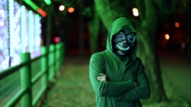 Retrato assustador de uma mulher em uma festa de Halloween máscara da morte em um parque de diversões — Vídeo de Stock