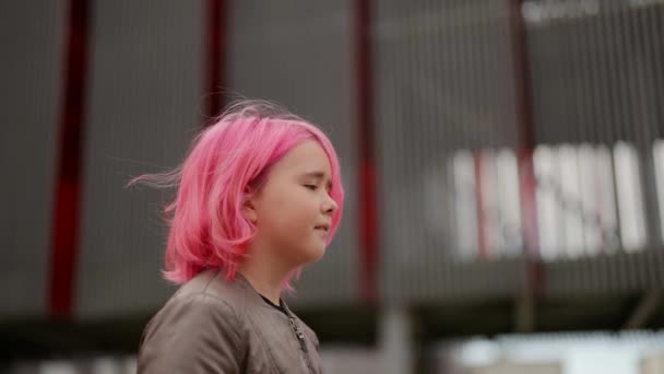 Ευτυχισμένο πρόσωπο εφήβων στη σύγχρονη πόλη γκρο πλαν. Χαρούμενο πρόσωπο μωρού αργή κίνηση. Κοντινό πλάνο του προσώπου. Ευτυχισμένο μωρό με ροζ μαλλιά. — Αρχείο Βίντεο