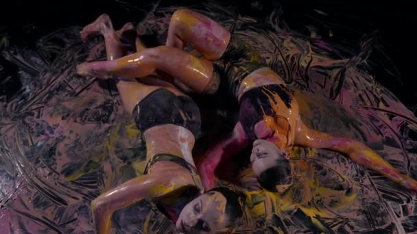 Een dansend echtpaar met een geweldige choreografie in gekleurde verf — Stockvideo