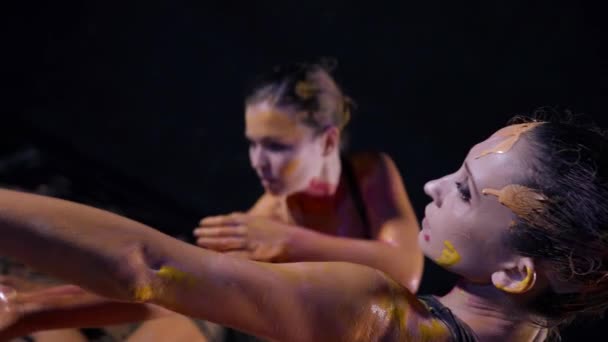 Két nő előad egy modern táncművészeti darabot festékben. — Stock videók