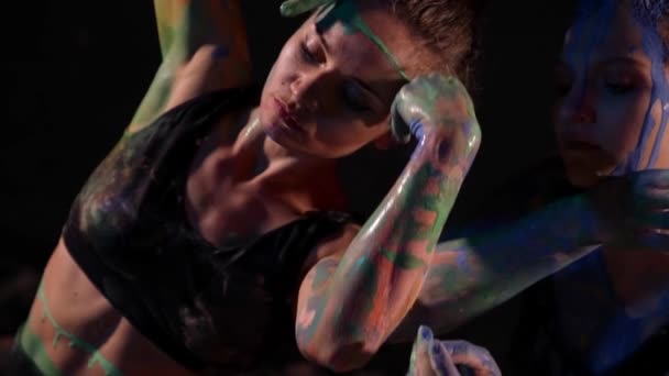 Volwassen vrouwelijke kunstenaar optredend in verf op huid kunst stijl, die vaak improviserend is — Stockvideo