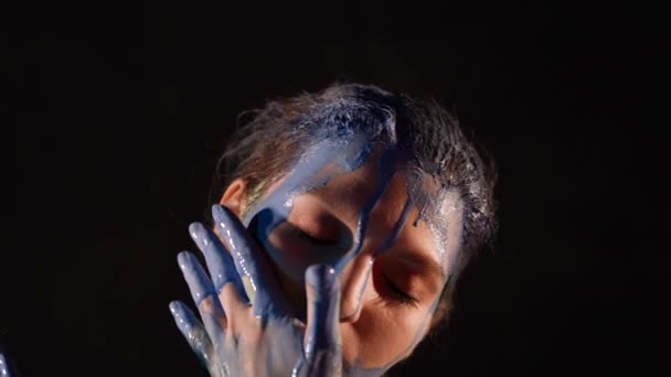 Zbliżenie portret kobiety w ciemnej improwizacji ruchu w kolorowe farby — Wideo stockowe