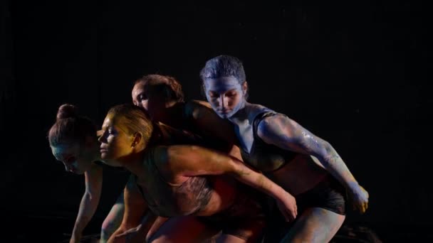 I ballerini professionisti praticano la danza artistica con grazia e bellezza in vernice multicolore sulla pelle — Video Stock
