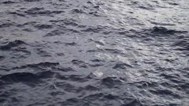 De textuur van blauw zeewater. zicht op het wateroppervlak. Achtergrond van het wateroppervlak in slow motion — Stockvideo