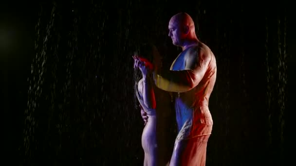Szczęśliwy dorosły para taniec w nocy w deszczu w mokre ubrania — Wideo stockowe