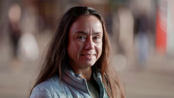 Portrait en gros plan d'une femme européenne adulte souriante debout dans la rue pendant la journée — Video