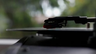 Gramofonda dönen vinil plağın yakın plan çekimi.