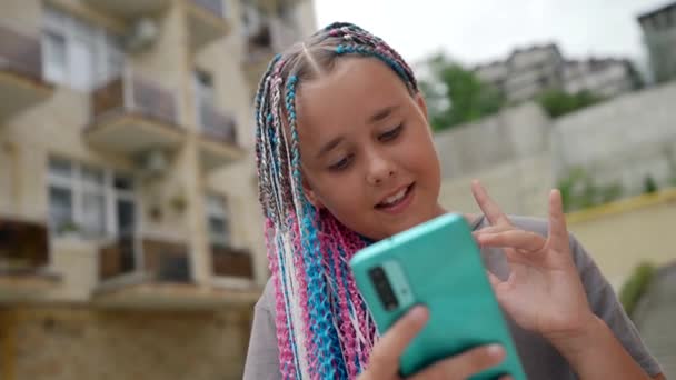 Стильная девушка-подросток использует социальную сеть и видеокоммуникации для общения с друзьями — стоковое видео