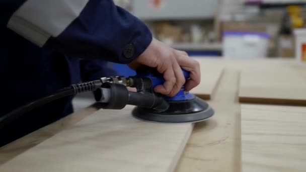 Seorang pekerja menggiling papan kayu di pabrik furnitur. workshop produksi woodworking — Stok Video