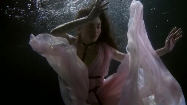 Retrato de una hermosa joven sirena bajo el agua en un vestido moderno — Vídeo de stock