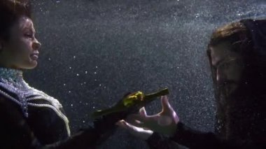 Deniz kızı gibi mistik bir kadın, bir peri masalı karakterini ödüllendirerek savaşa büyük bir kılıç sunar.