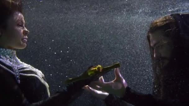 Mistyczna kobieta pod wodą jak syrena prezentuje wielki miecz na wojnie przyznając postać z bajki — Wideo stockowe