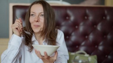 Kadın kahvaltısını ya da akşam yemeğini evde yer, kadın tabaktan salata yer, öğle yemeğinde de atıştırır.