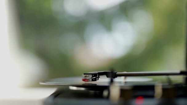 Close-up view of a vinyl record spinning on a vintage turntable, slow motion — Stock Video