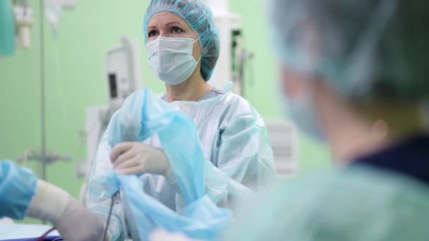 Kompetent kvinnlig kirurg opererar patienten i modern klinik, endoskopisk kirurgi — Stockvideo