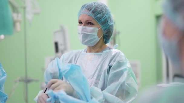 Confiado cirujano profesional mujer está operando paciente en la cirugía — Vídeos de Stock
