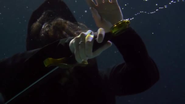 Tajemný rytíř s mečem jako v pohádce pod vodou, plavající a potápějící se pod hladinou temného rybníka — Stock video
