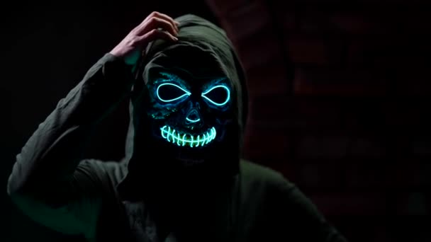 Duch mrtvého, portrét osoby v děsivém kostýmu na halloween party — Stock video