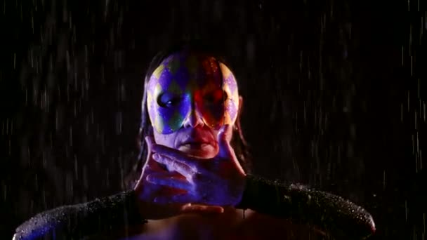 Rolí hrající erotické fantazie, žena v masce v dešti ve tmě, jiná žena ji hladí po tváři — Stock video