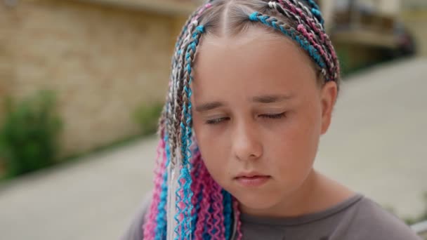 Portret van een verdrietig schattig tienermeisje op straat tijdens de dag — Stockvideo