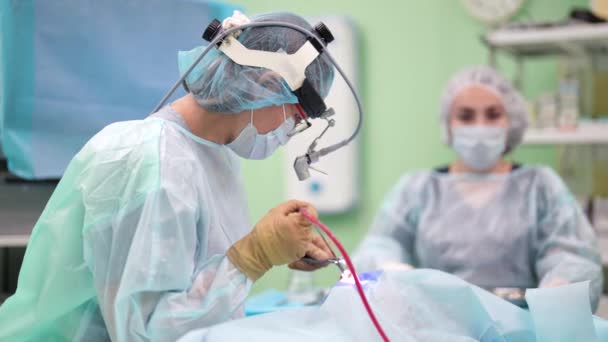 耳鼻咽喉科の内視鏡手術女性医師は現代の診療所で患者を手術しています — ストック動画