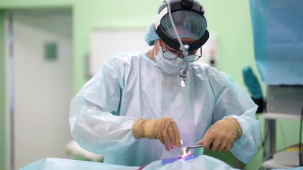 Chirurgia rekonstrukcyjna i plastyczna, wysoki profesjonalny chirurg koryguje kształt nosa — Wideo stockowe