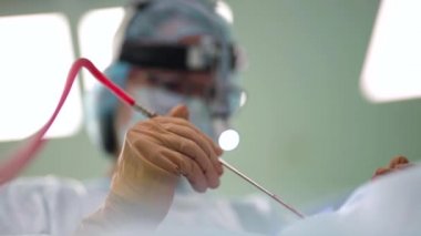 Onkolojist, tümörü modern endoskopik yöntemle alıyor. Ameliyathanede cerrah.