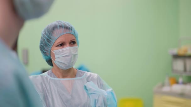 Cirurgiã está realizando operação endoscópica na clínica moderna — Vídeo de Stock
