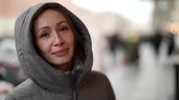 Vrouw is het drinken van hete glintwein op straat, close-up portret van volwassen vrouwelijke passant in de winter dag — Stockvideo