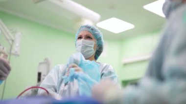 Konsantre cerrah kadın endoskopik endonazal ameliyat yapıyor.