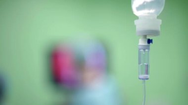 Hastanede yoğun bakım ünitesi, ameliyatta ameliyathane, damar içi damar yolu kapalı.