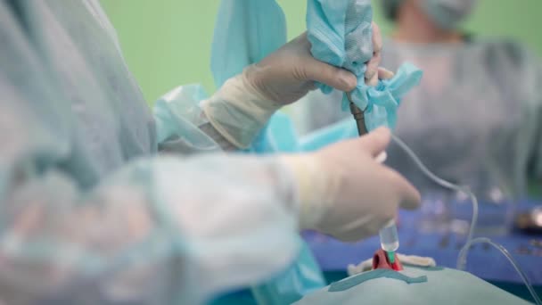 Endoscopic removal of brain tumor through nasal cavity, inside operating room — 图库视频影像