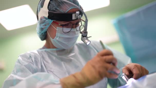 Kadın doktor modern klinikte endoskopik ameliyat yapıyor. — Stok video
