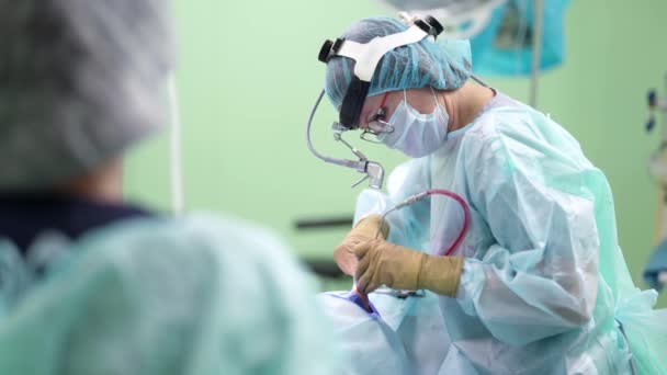 Surgeon is performing operation of correcting nasal septum, endonasal removal of brain tumor — 图库视频影像