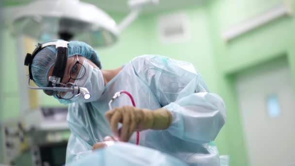 Nowoczesna metoda endoskopowego usunięcia guza mózgu, kobieta lekarz operuje — Wideo stockowe