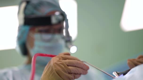 Mycket professionell kirurg utför svår operation i militära sjukhus — Stockvideo