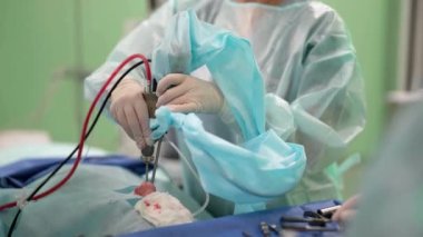 Cerrah, otolarngoloji kliniğinin ameliyathanesinde endoskopik endonazal ameliyat yapıyor.