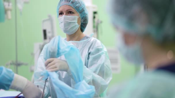 Kvinna läkare använder modern metod för operation — Stockvideo
