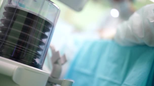 Yoğun bakım ünitesi, çalışan anestezi makinesi, ameliyatta inhalasyonel anestezi. — Stok video