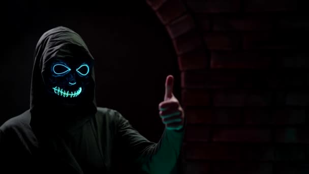 Fantôme dans le masque crâne et capuche noire montre pouce vers le haut, portrait de personnage terrifiant — Video