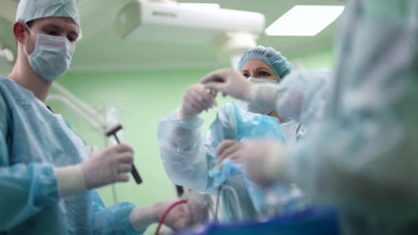 Reconstrutiva ou estética operando na clínica de cirurgia plástica, mulher cirurgião — Vídeo de Stock