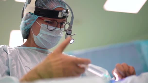 Γιατρός εγχύει το φάρμακο στον ασθενή σε χειρουργικό τραπέζι, αναισθησία και αντισηψία — Αρχείο Βίντεο