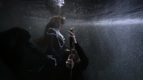 Caballero con espada y dama bajo el agua, tiro subacuático místico y mágico — Vídeo de stock