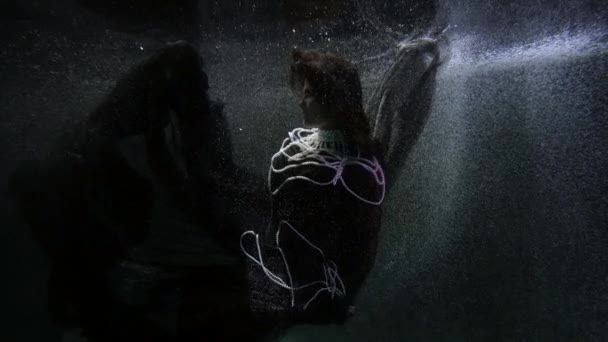Романтическая женщина в средневековом историческом платье с жемчужиной под водой, женщина плавает в глубине — стоковое видео